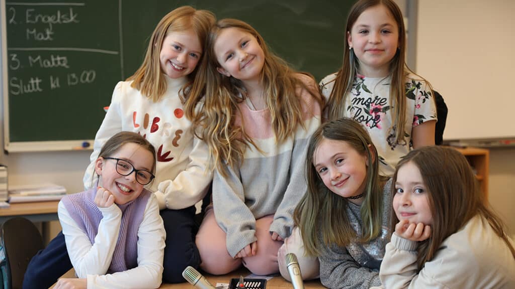 Emma  med fem av sine klassevenninner
