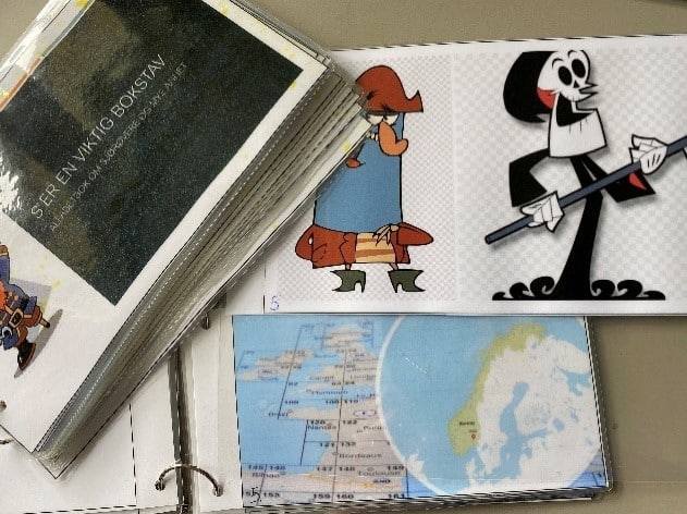 Bok med  laminerte bilder.