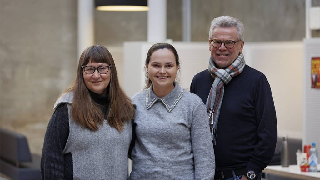 Rådgiver i Statped, Harald Garder Beil står utenfor skolen sammen med Ann Helene og PP-rådgiveren