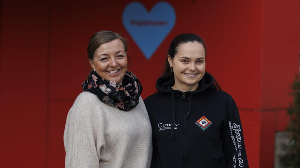 Lærer Heidi Eirin Klethagen Egeberg står sammen med Ann Helen utenfor den videregående skolen.